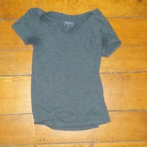 Fitted gray v-neck tshirt